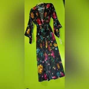 International concepts satin robe NWT